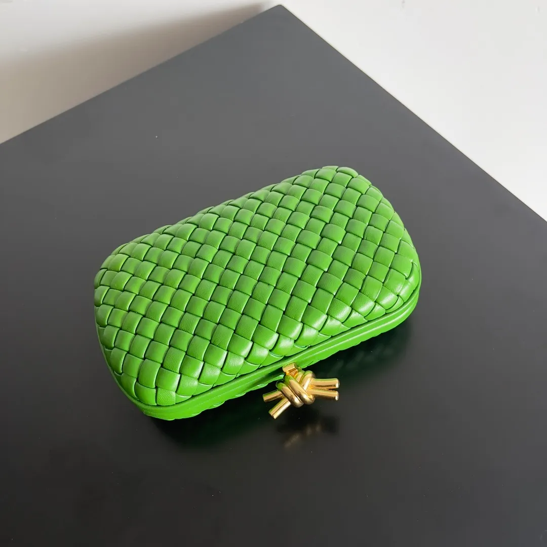 Batch 1860 BV Knot | The classic return of the evening bag. Original leather ➕ Stainless steel hardware ➕ 24k real gold plating ➕ Fully handmade. Those who know the history of our brand should have heard that the knot is a story of Bottega Veneta, and it is also one of the more important design elements. Matthieu Blazy's work this season sublimates Knot's classics, with a new knot design and a woven shoulder strap, plus Fouland Intreccio's weaving technology, adding some fashion to the retro and nostalgic feel of the past. Style number: 717622 Size: 20.5*6*12.5